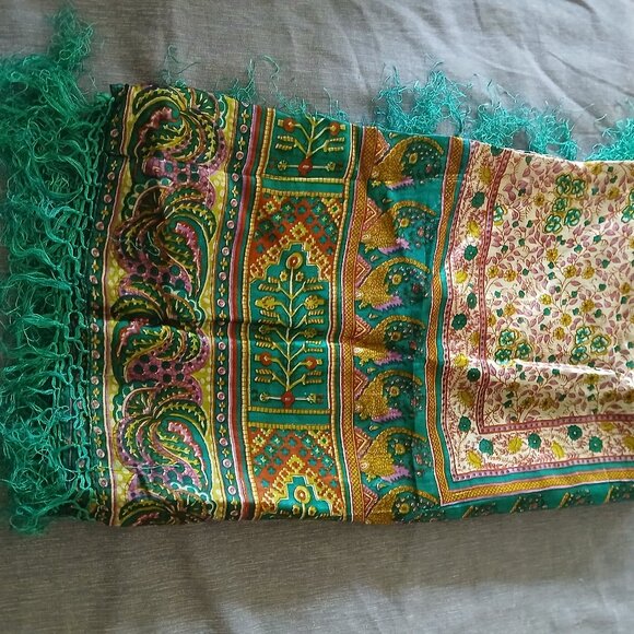 Scarf Green Flower 100% Silk 42" x 42" New - Picture 2 of 3